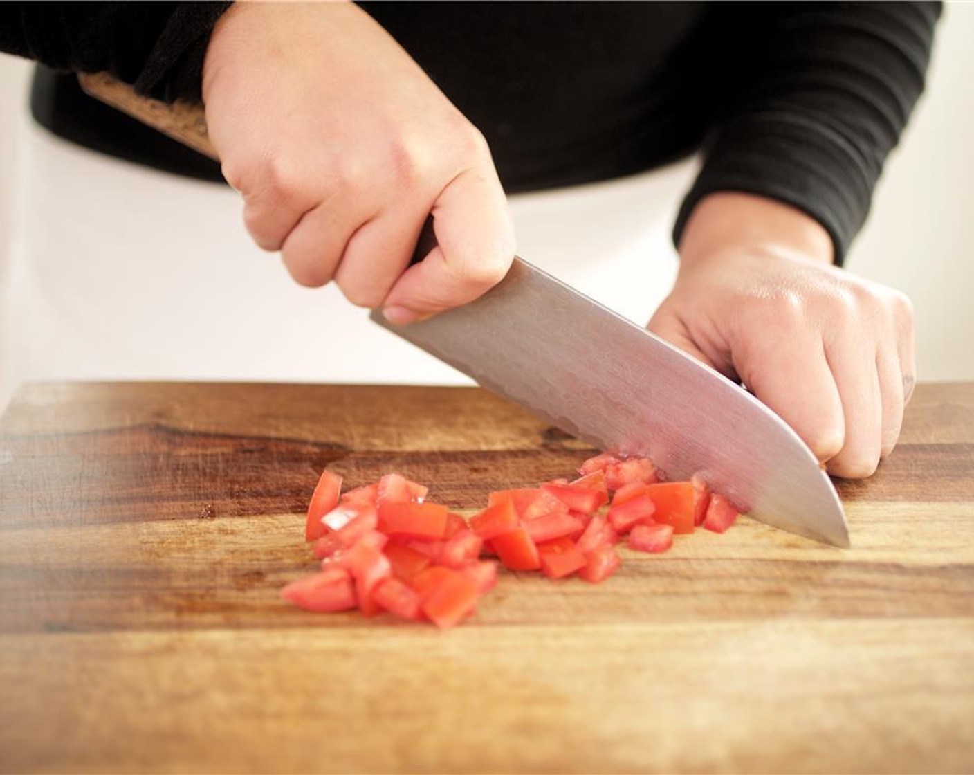 Schritt 5 Tomaten (2) der Länge nach in 4 Viertel schneiden. Die Kerne herausschaben und wegwerfen. Dann würfeln. Beiseitestellen.