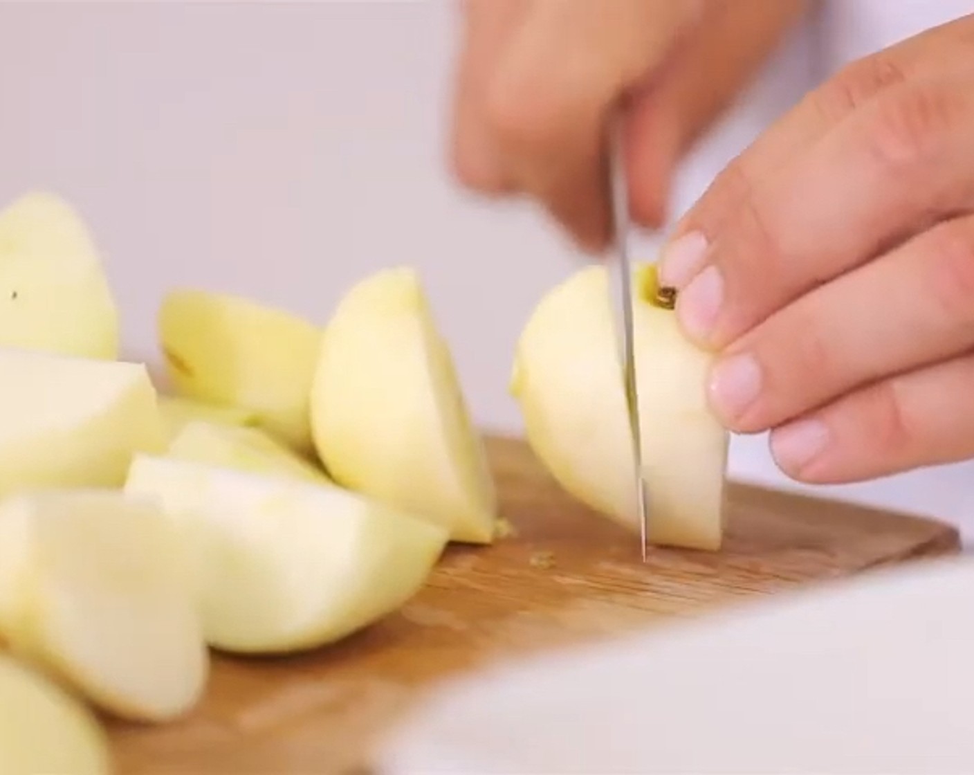 Schritt 1 Die Äpfel (800 g) schälen, entkernen und würfeln. Die Porzellanform mit der Butter (nach Bedarf) einfetten. Als nächstes die gewürfelten Äpfel zusammen mit dem Wasser (10 Teelöffel) in die Form geben und gleichmässig verteilen.