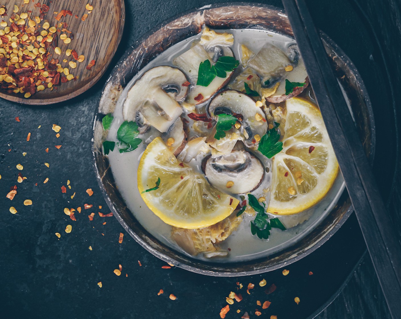 Schritt 3 Danach die Suppe mit Zitronensaft (1) Fischsauce (2 Esslöffel) und Palmzucker (1 EL) abschmecken. Mit frischem Koriander (wenig) und nach Bedarf mit Chili (1) garnieren.