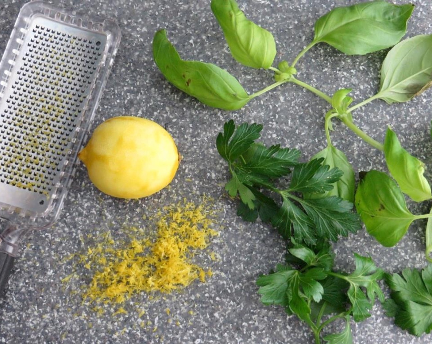 Schritt 1 Tomaten (25 g) abtropfen lassen und würfeln. Spargel (225 g) putzen und schneiden. Die Schale der Zitrone (1) abreiben.