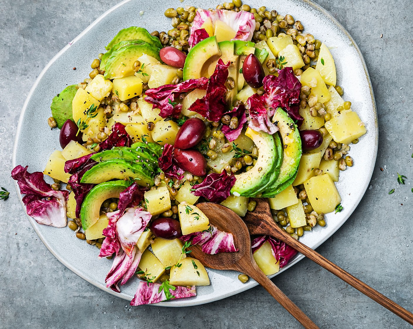 Schritt 6 Mungbohnen, Kartoffeln, Avocado und Oliven (50 g) vorsichtig in einer grossen, eher flachen Schlüssel mischen, mit Öl (nach Bedarf), Essig (1 EL), Salz (wenig) und Pfeffer (wenig) würzen und sofort mit dem Chicorée (1) servieren.