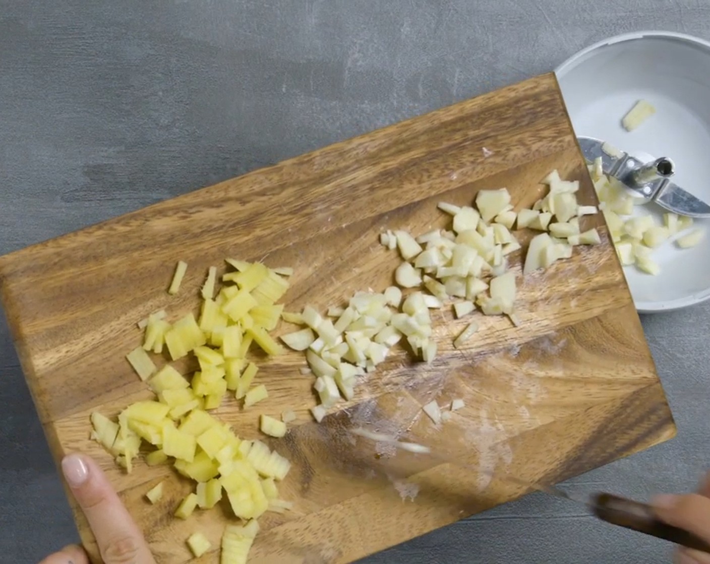 Schritt 3 Knoblauch (5 Zehen) und Ingwer (3 1/3 Esslöffel) grob hacken, im Cutter pürieren.