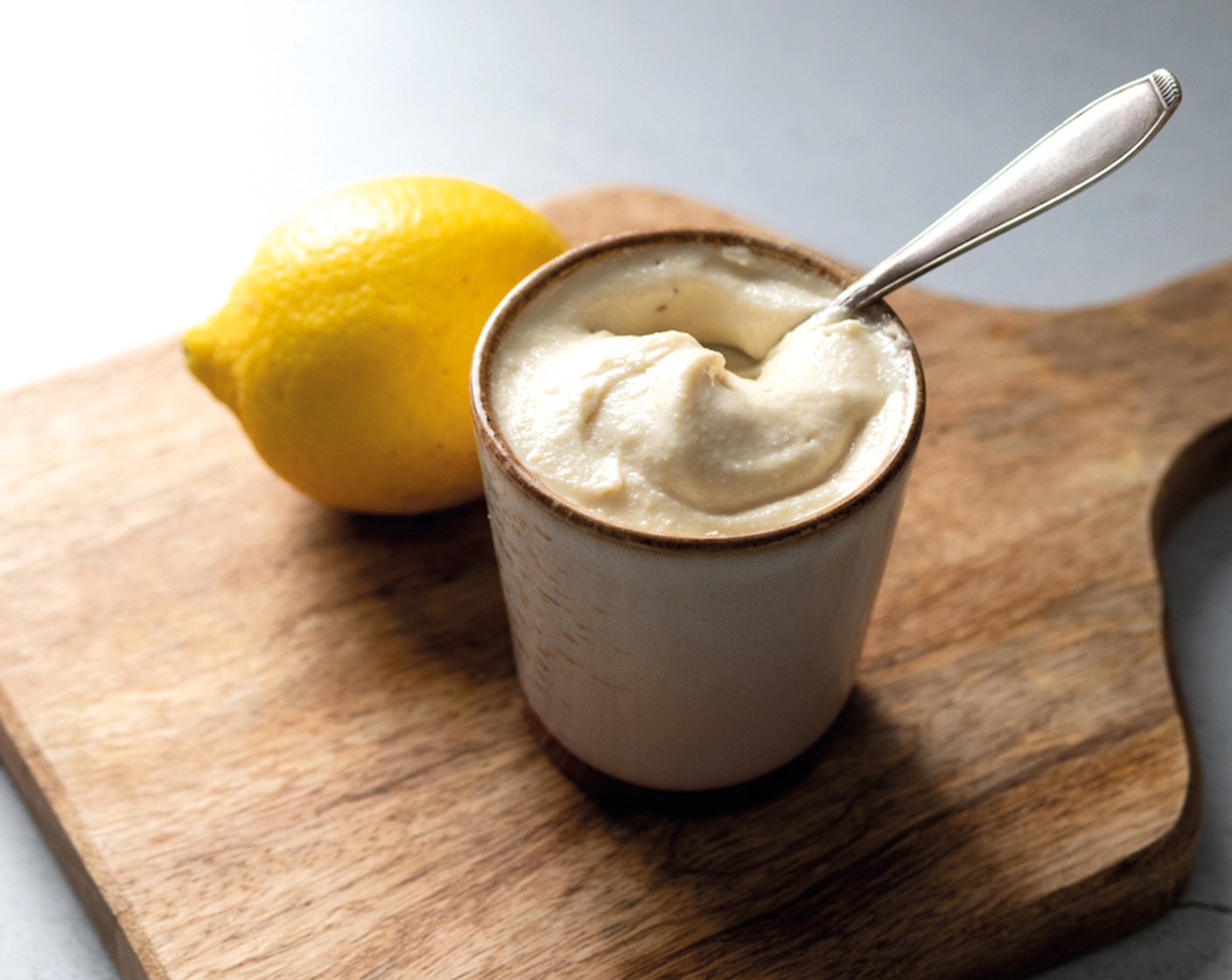 Schritt 2 Als nächstes die Cashews zusammen mit Senf (2 Teelöffel), Zitronensaft (2 Esslöffel), Salz (nach Bedarf), Wasser (4 Esslöffel) und Pfeffer (wenig) im Mixer zu einer cremigen Konsistenz pürieren. Wenn die Masse zu fest ist und sich nicht gut mixen lässt, einfach Wasser dazugeben. Am Ende sollte eine schön cremige Konsistenz entstehen.