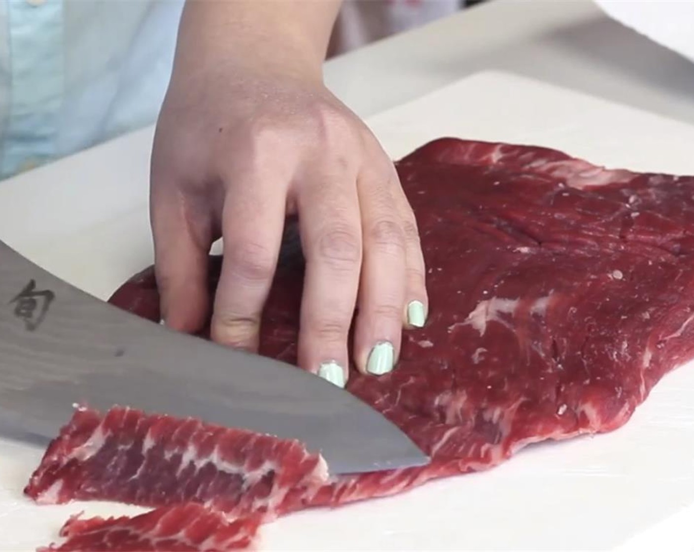 Schritt 1 Rindfleisch (680 g) mit einem schräg angesetzten Messer gegen die Maserung in 1,3 cm dicke Scheiben.