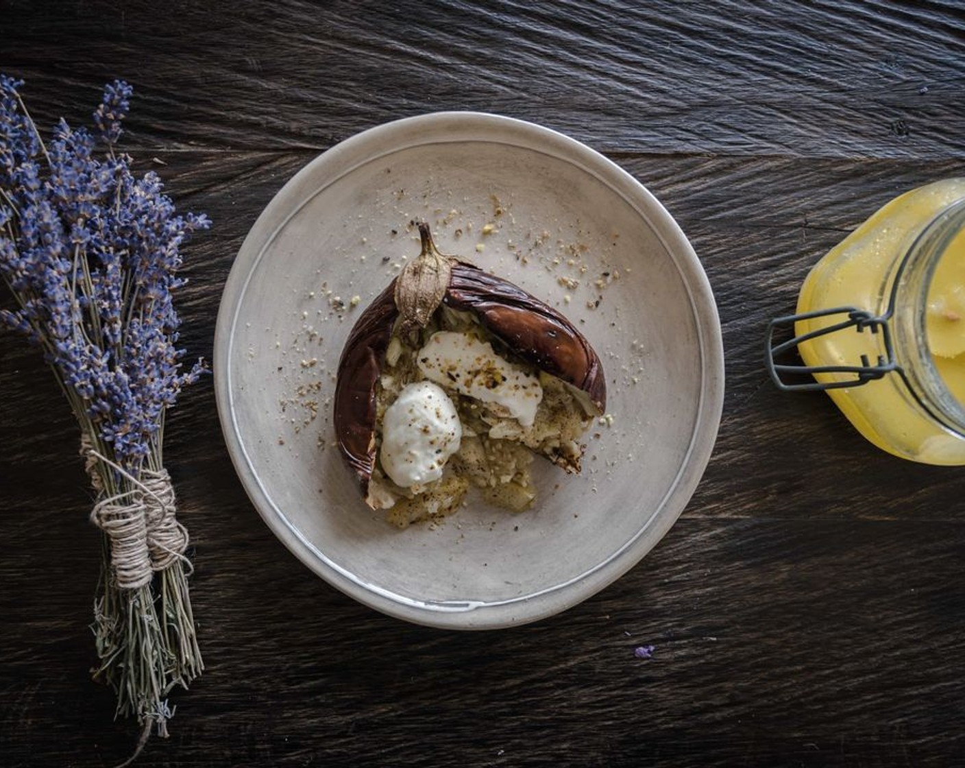 Gebackene Aubergine mit Salzzitronen, Joghurt und Dukkah