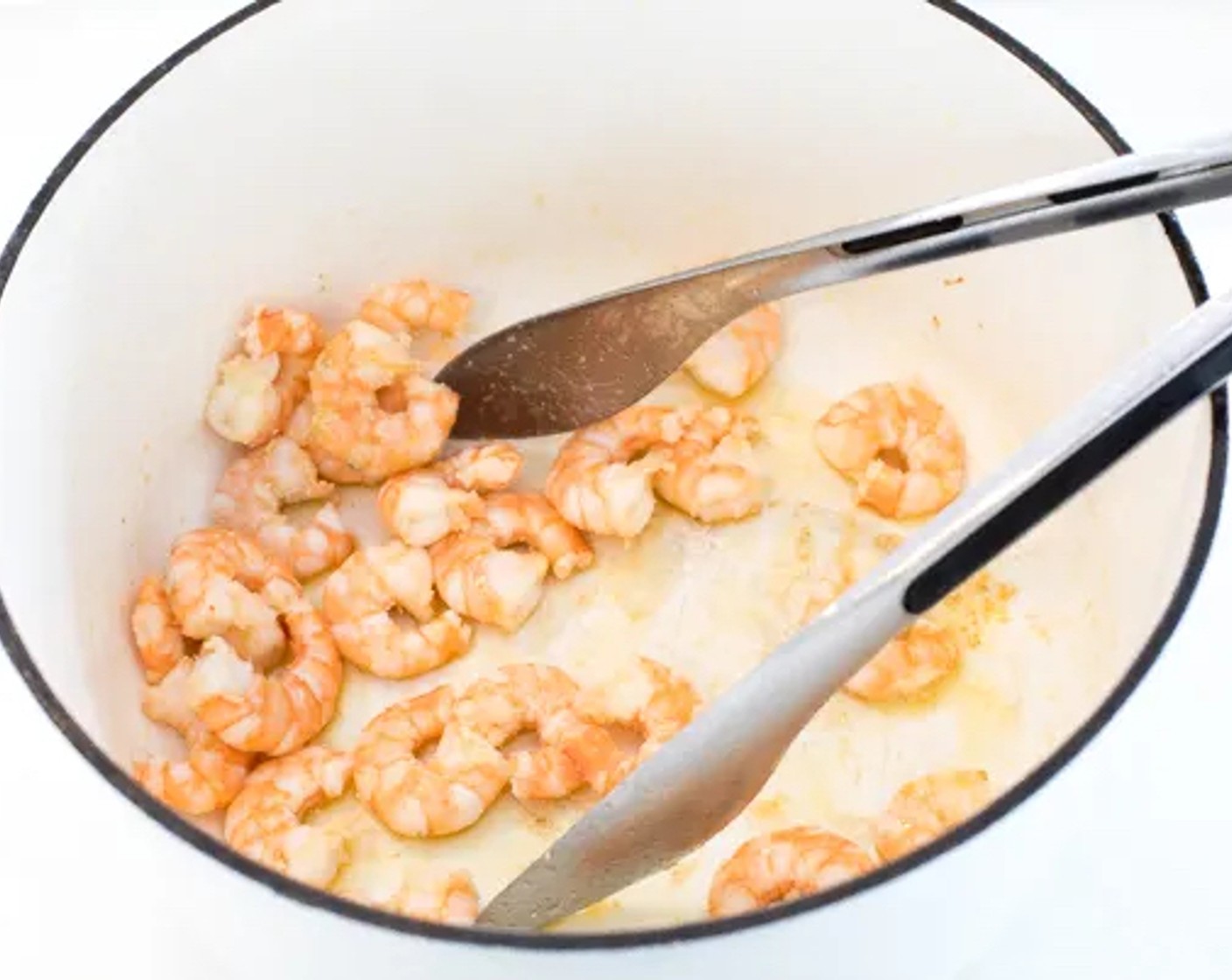 Schritt 1 Für die Zubereitung der Shrimps Olivenöl (1 EL) in einen grossen Topf geben. Die Shrimps (16) bei mittlerer Hitze anbraten, bis sie gar sind (dauert etwa 4-5 Minuten). Die Garnelen aus dem Topf nehmen und beiseite stellen.