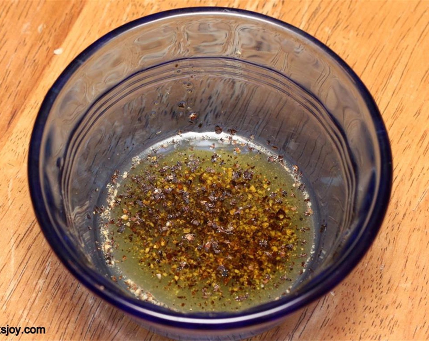 Schritt 1 Zitronensaft (1), Olivenöl (1 TL), Salz (wenig) und Pfeffer (wenig) zu einem Dressing verrühren.