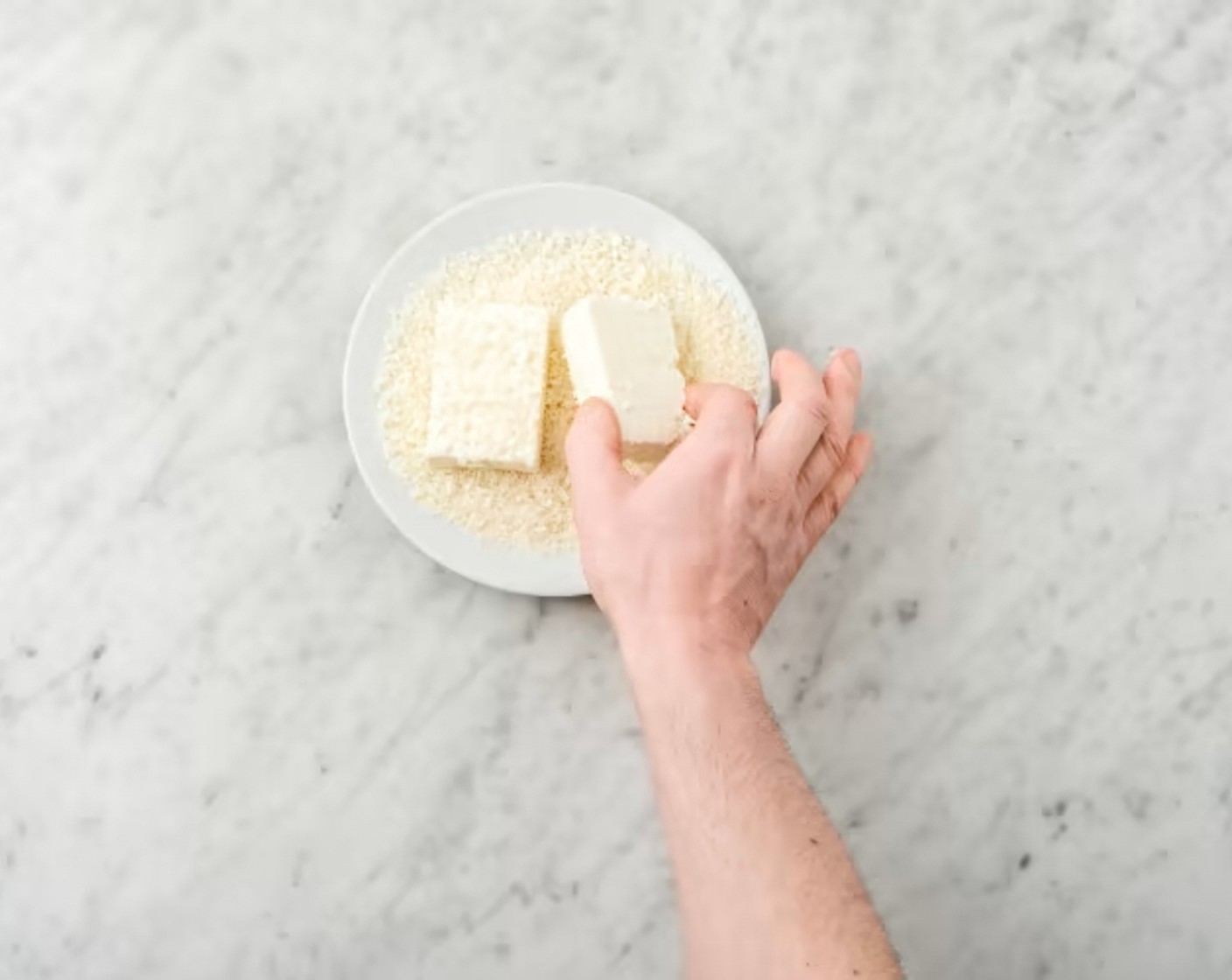 Schritt 3 Paniermehl (40 g) auf einem flachen Teller verteilen. Feta (300 g) halbieren, abtropfen lassen und sorgfältig mit im Panko-Mehl wenden und panieren.