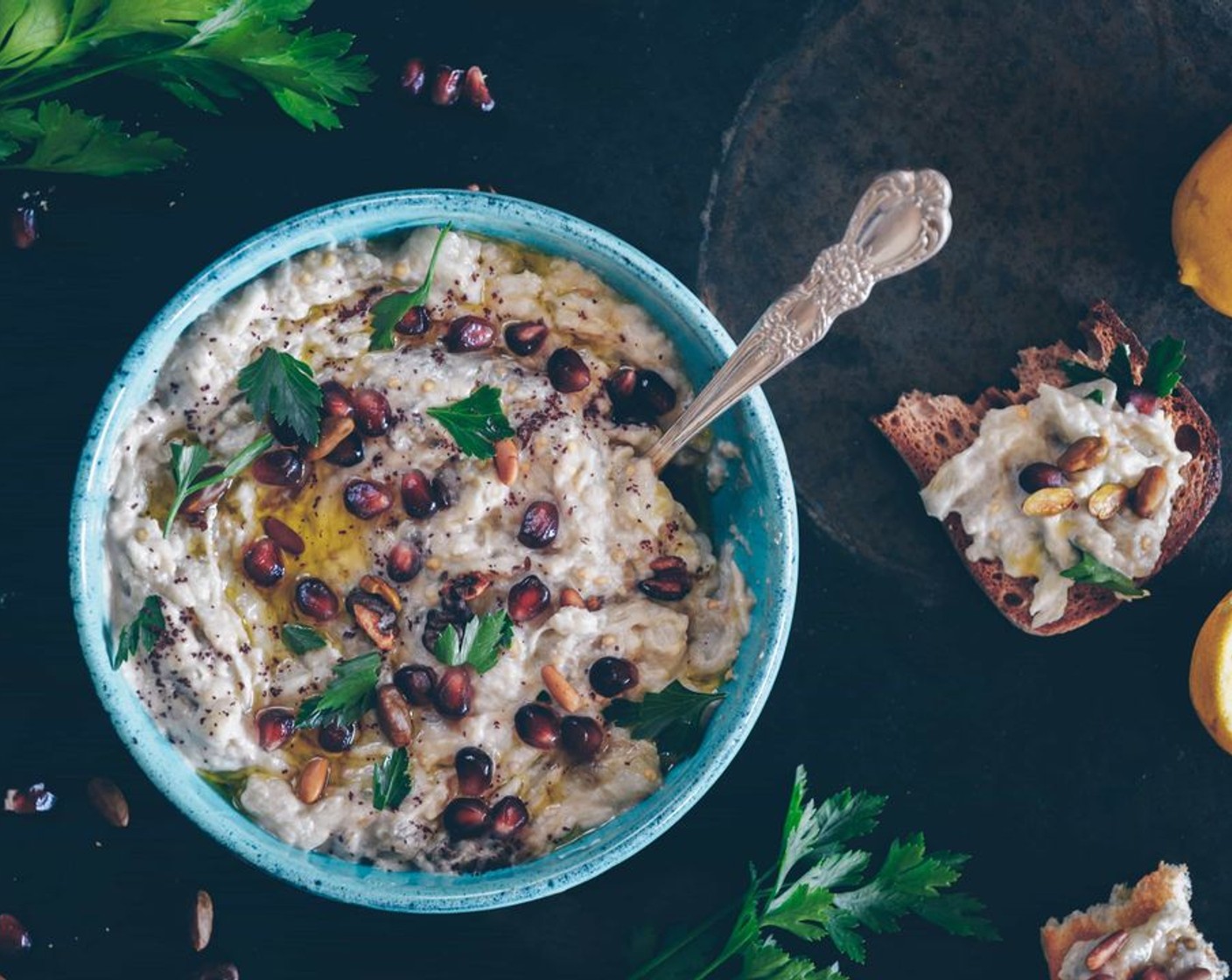 Baba Ganoush – Auberginenmus mit Granatapfelkernen und gerösteten Nüssen