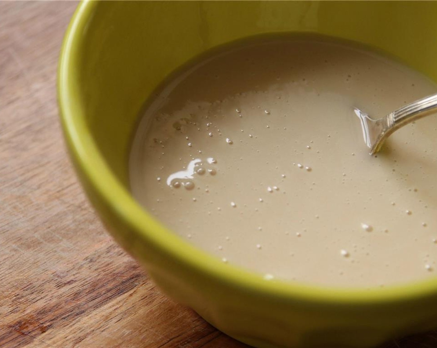 Schritt 8 Für die Glasur: Puderzucker (120 g), Ahornsirup (4 Esslöffel) und Mandelmilch (1 TL) mit einer Gabel verrühren, bis sie sich vollständig verbunden haben. Wenn eine dünnere Konsistenz gewünscht ist, mehr Milch hinzufügen.