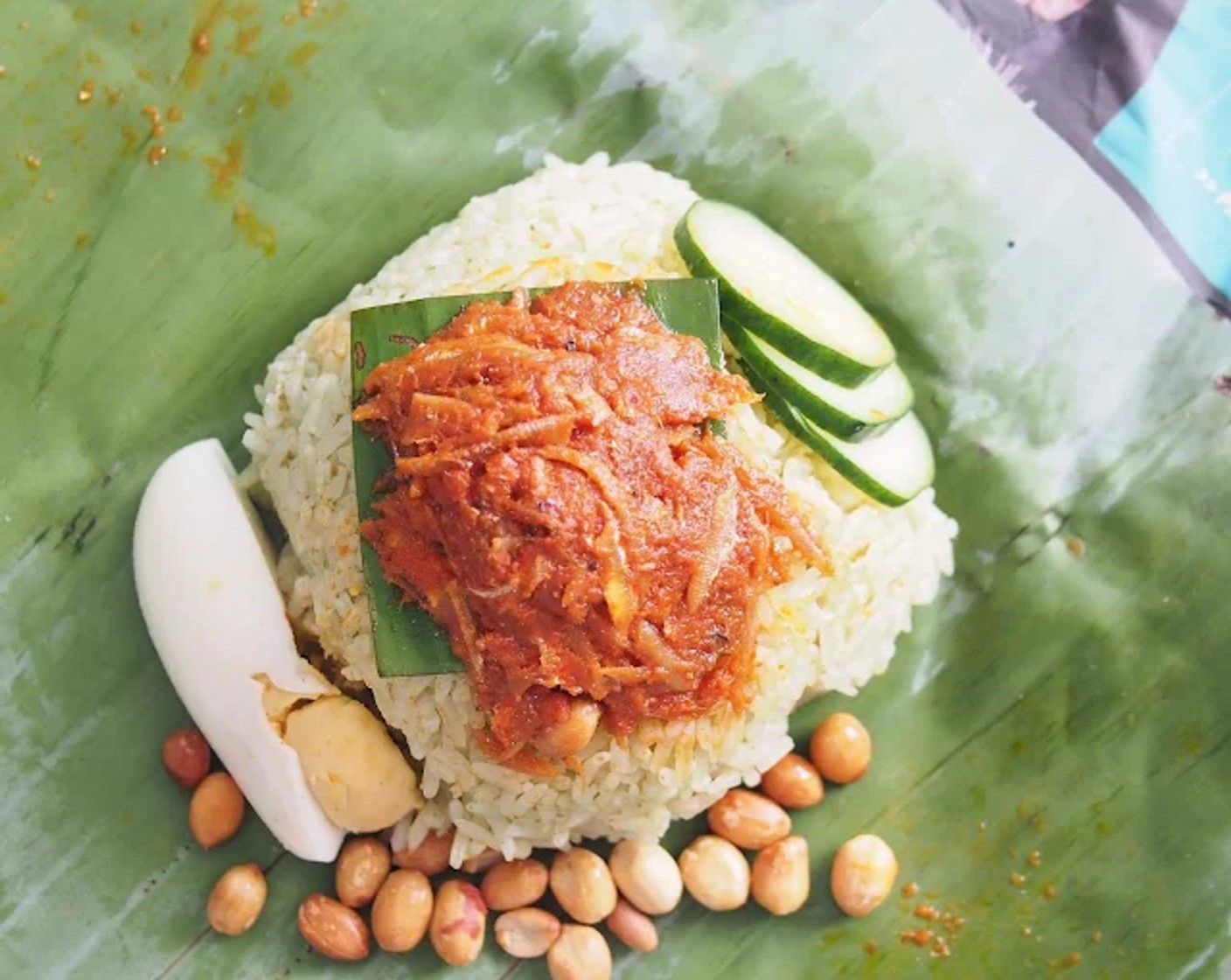 Kokosnuss-Reis mit Chili-Sardellenpaste und Ei (Nasi Lemak Bungkus)