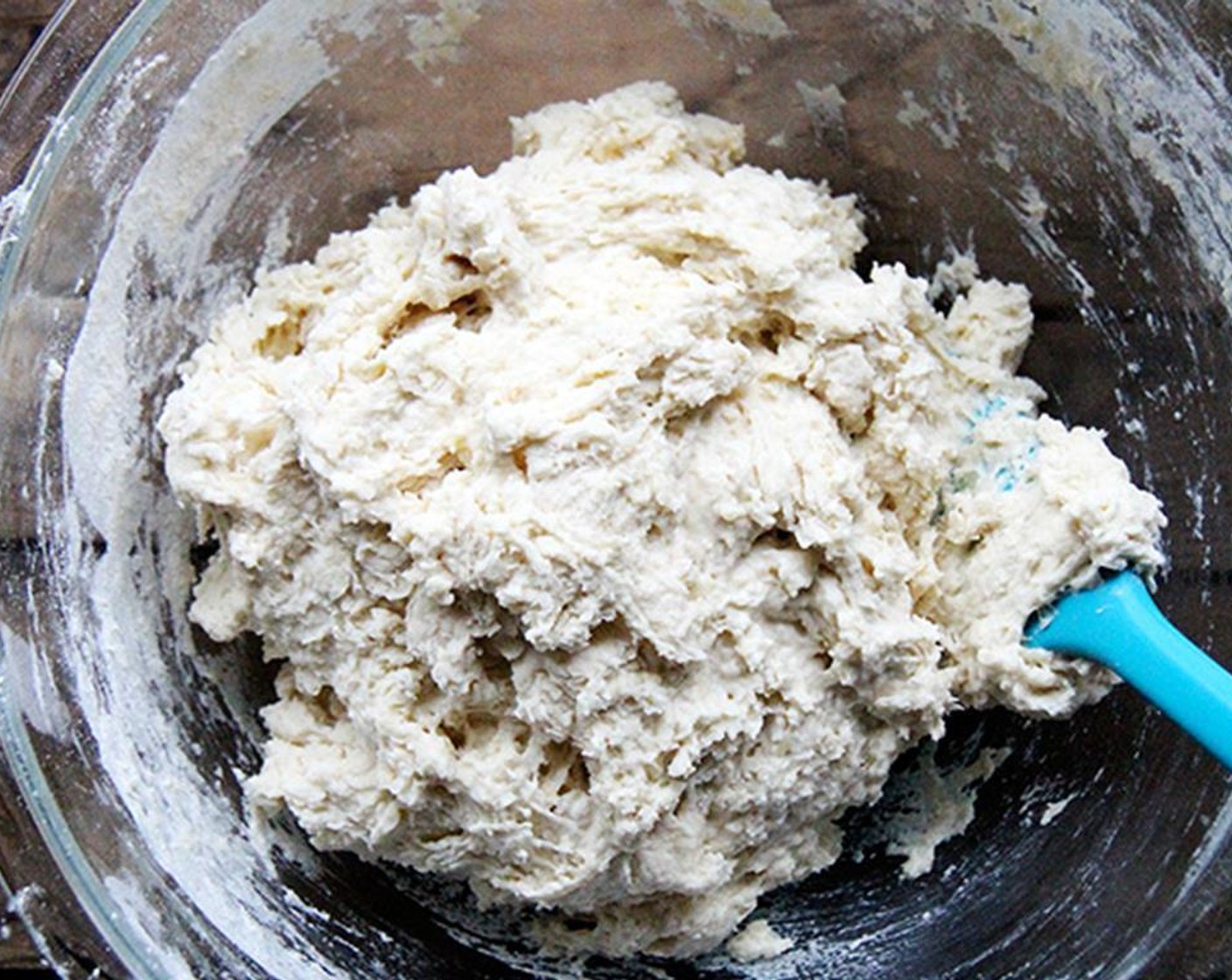 Schritt 3 In die Mitte der Mehlmischung eine Mulde formen, Ei (1) hinzufügen und mit einer Gabel leicht verquirlen. Dann Buttermilch (420 ml) und Butter (2 Esslöffel) hinzugeben und mit einem Gummispatel verrühren, bis eine Masse entsteht. Achtung die Mischung wird klebrig sein.