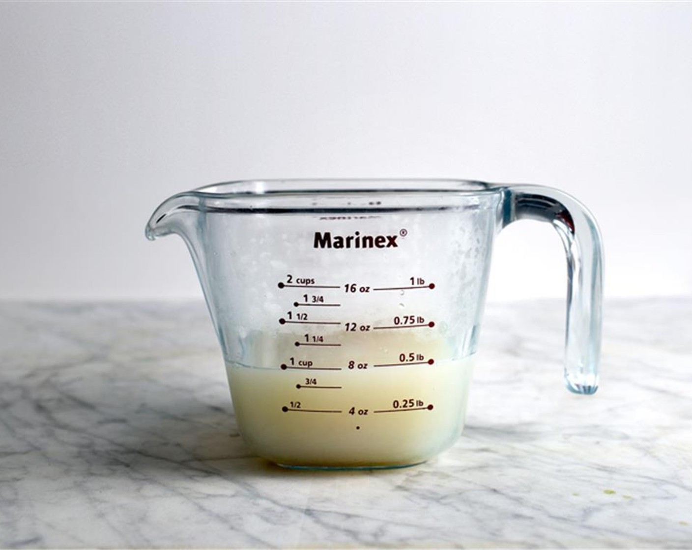 Schritt 3 Das Muschelfleisch in den Kühlschrank stellen. Den Muschelsaft (240 ml) durch ein feines Sieb passieren - es sollte etwas mehr als 1 Tasse Flüssigkeit übrig bleiben. Saft beiseitestellen.