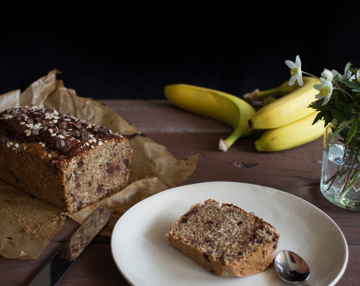 Schritt 4 Das Banana Bread in der Ofenmitte ca. 25-30 Minuten backen. Zum Testen ob es gut ist mit einem Messer in die Mitte stechen–es sollte praktisch kein Teig mehr am Messer kleben bleiben. Wenn die Menge vergrössert wird, verlängert sich auch die Backzeit etwas. Einfach regelmässig einen Blick in den Backofen werfen und mit einem Messer testen, ob es fertig ist. Das Banana Bread nach dem Backen in der Form auskühlen lassen.