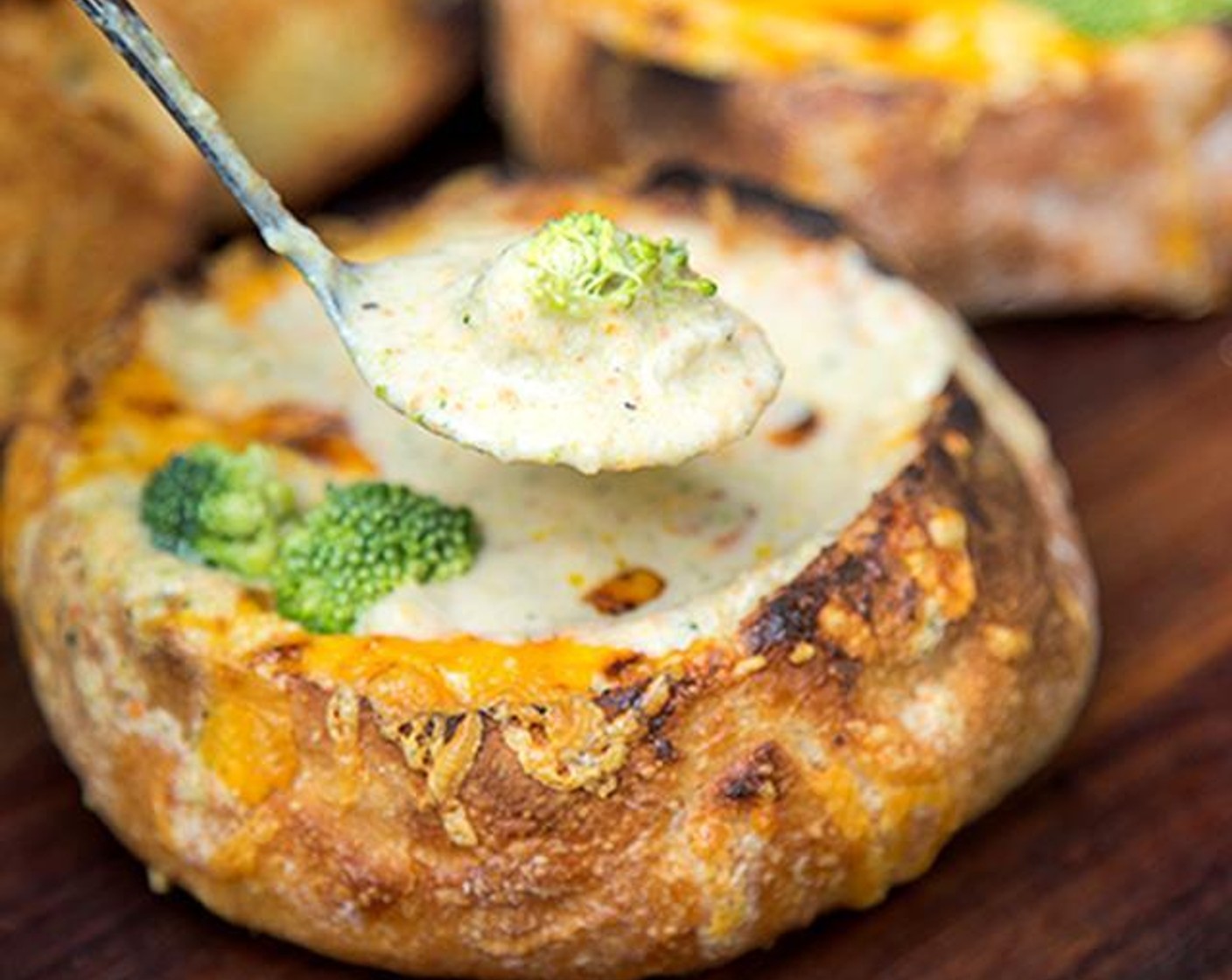 Broccoli-Cheddar-Suppe im Brot