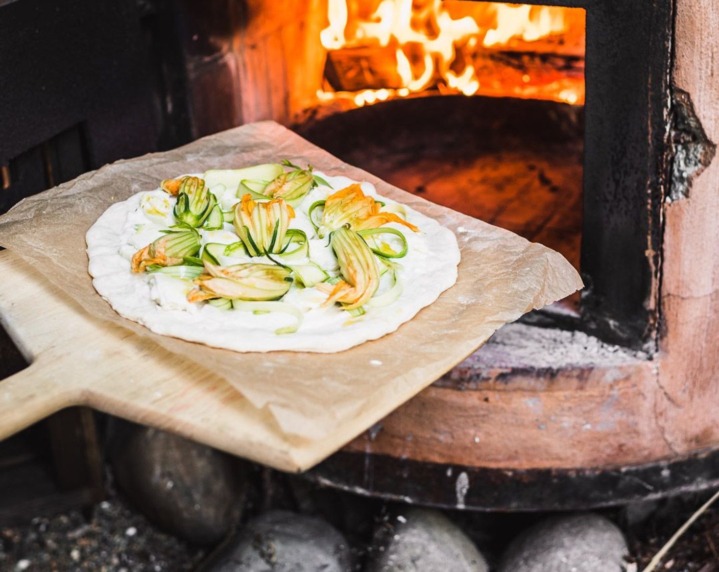 Schritt 11 Dann die Pizza auf das Blech schieben. Den Ofen ausstellen und den Grill auf hohe Stufe schalten - die Pizza sollte in 4-7 Minuten perfekt gar sein (die Zeit hängt von dem bevorzugten Gargrad ab).