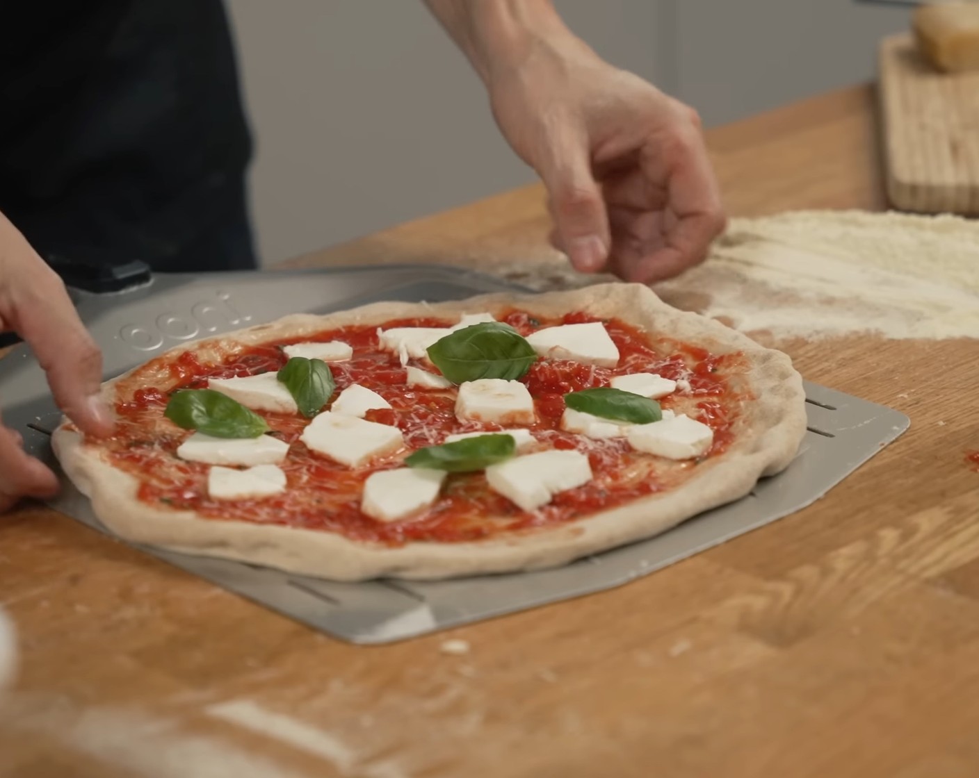 Schritt 14 Die Pizzen mit Tomatensauce (wenig) bestreichen, Etwas Parmesan (wenig) darüber reiben und mit Mozzarella (wenig) und Basilikumblätter (wenig) belegen.