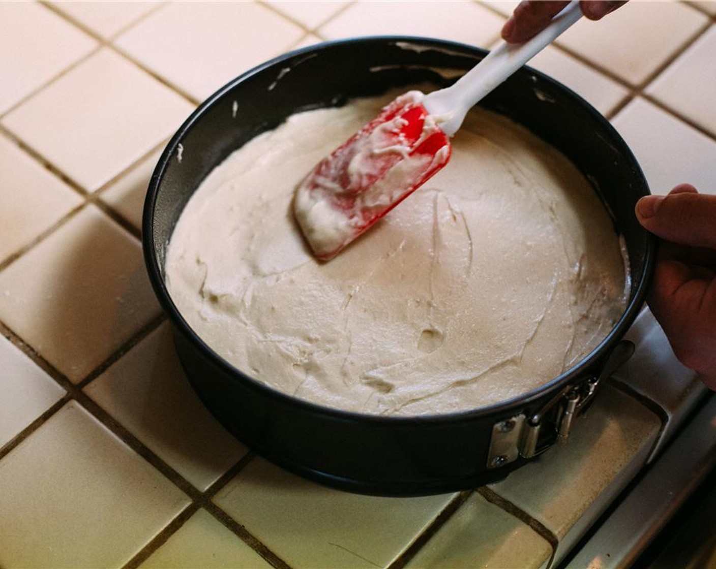 Schritt 6 Den Teig in die vorbereitete Kuchenform geben und gleichmässig verteilen und darauf achten, dass die Oberfläche glatt ist. Kuchenform auf der Arbeitsfläche leicht aufschlagen, um Luftlöcher zu entfernen. Den Kuchen in den vorgeheizten Ofen geben und für 25-30 Minuten backen, bis der Teig fest ist und ein Zahnstocher in der Mitte sauber herauskommt. Mindestens 1 Stunde gut abkühlen lassen. In der Zwischenzeit die Buttercreme zubereiten.