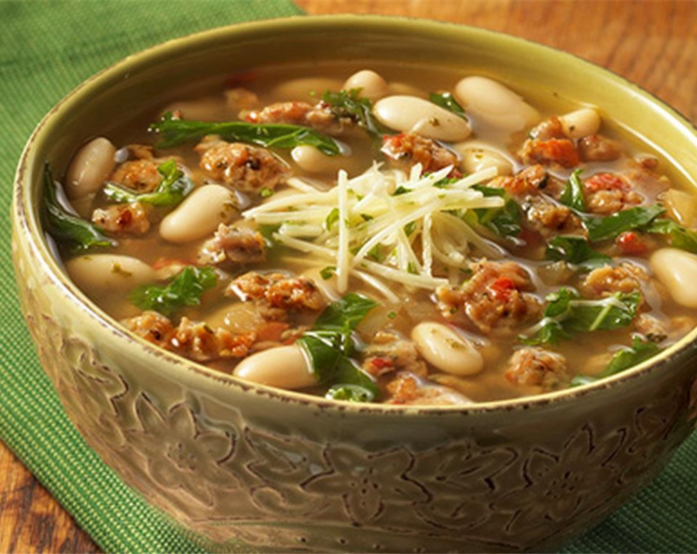 Schritt 7 Die Suppe auf die Teller verteilen, mit Petersilie (2 Esslöffel) und Parmesan (2 Esslöffel) garnieren und warm servieren.