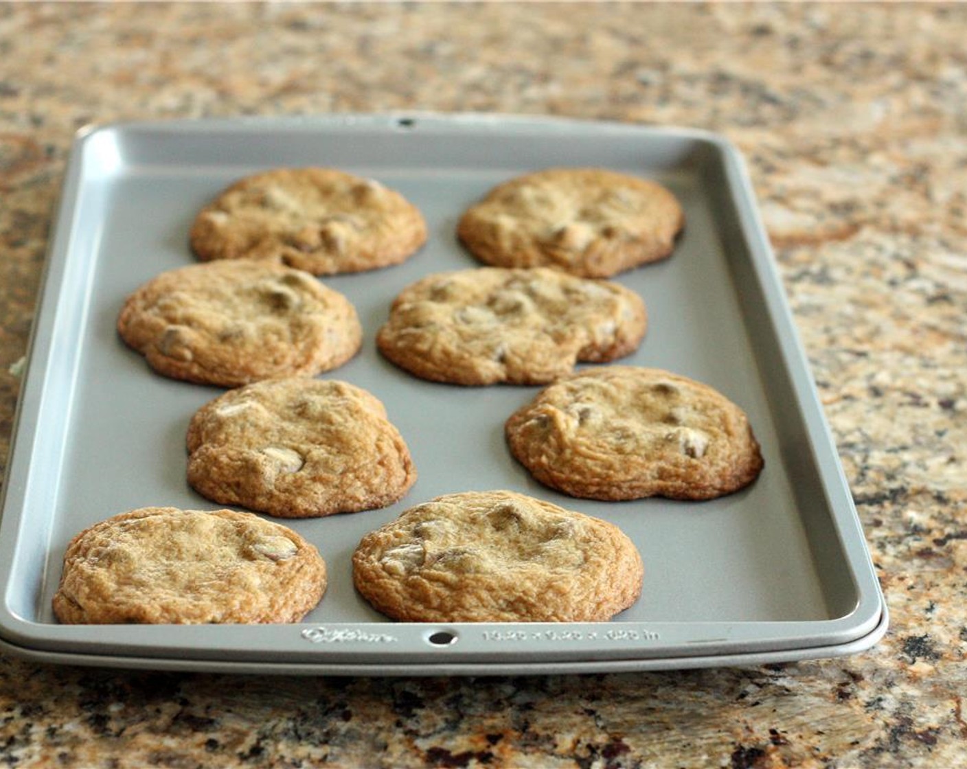 Schritt 6 Das Blech aus dem Ofen nehmen und die Kekse 1-2 Minuten ruhen lassen, dann die Cookies mit einem Spatel auf ein Serviertablett heben.