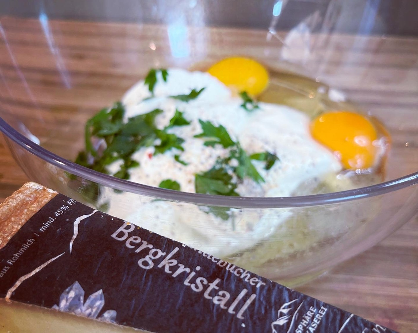 Schritt 4 Magerquark (250 g), Crème Fraîche (100 g), Käse (150 g), Eier (2), und Petersilie (wenig) in eine Schüssel geben und miteinander verquirlen. Mit Salz (wenig) und Pfeffer (wenig) abschmecken.