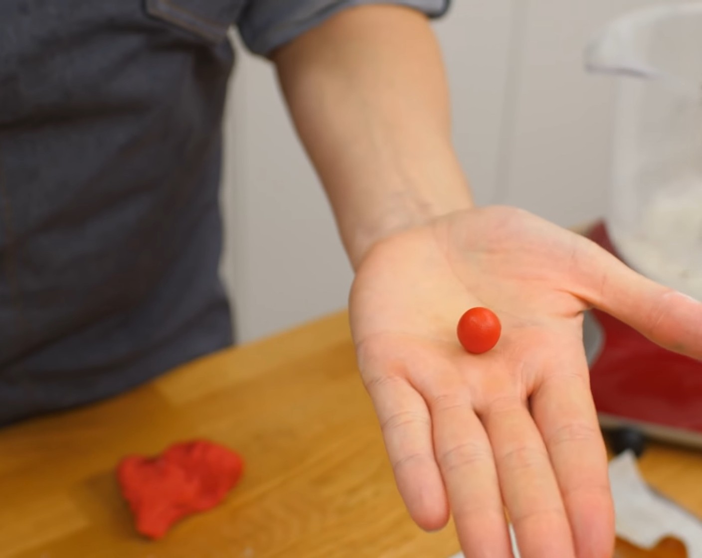 Schritt 19 Den Rollfondant (wenig) gut durchkneten und dann daraus kleine Kugeln mit etwa 1 cm Durchmesser formen.