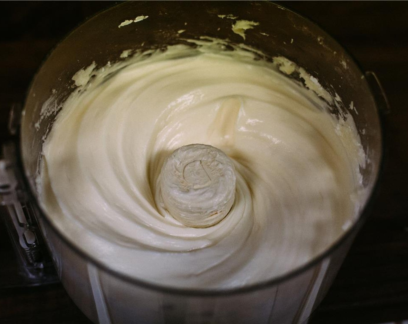 Schritt 7 Puderzucker (540 g) und weiche Butter (360 g) in eine Schüssel geben, vermischen und 1 Minute lang auf niedriger Stufe mixen. Die Gescwindigkeit auf mittlere Stufe erhöhen und weitere 3–5 Minuten mischen, bis die Masse leicht und schaumig ist.
