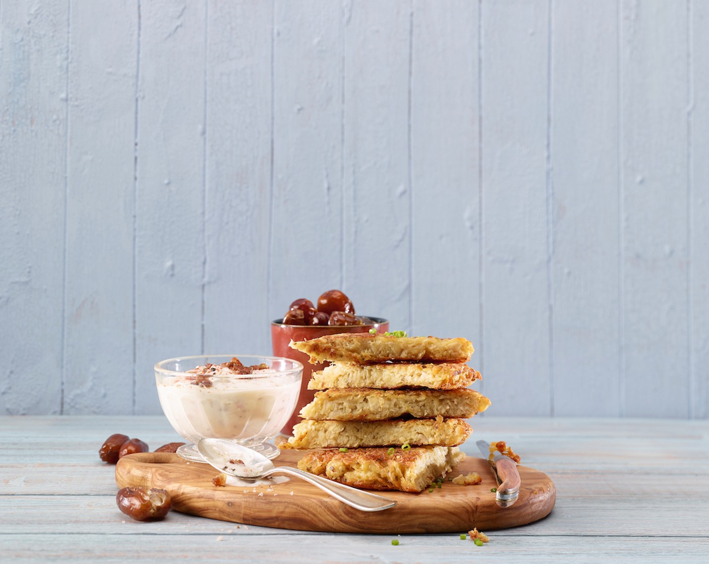 Schritt 6 Zum Servieren die Sauerkraut-Rösti in Stücke schneiden und mit dem Chili-Dattel-Joghurt auf Tellern anrichten.