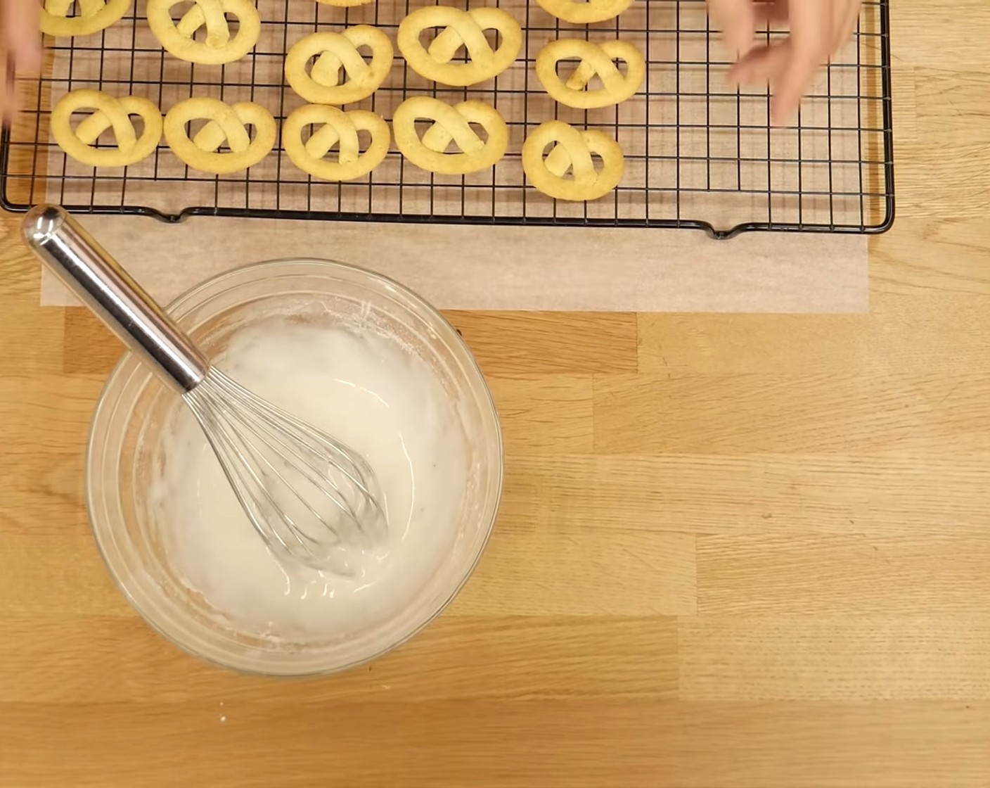 Schritt 7 In der Zwischenzeit kann die Glasur vorbereitet werden. Die Vollmilch (50 g) und das Mark (1/2)  der Vanilleschote zum Puderzucker (170 g) geben und alles klumpenfrei verrühren.