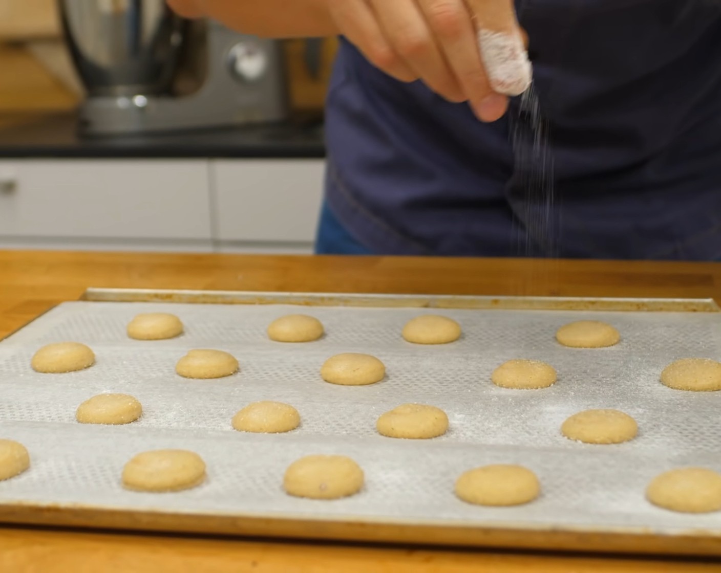 Schritt 4 Danach die Amaretti leicht mit Puderzucker (wenig) bestauben.