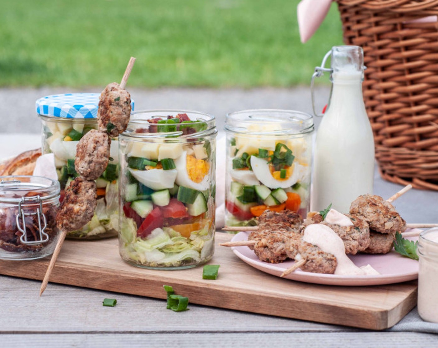 Hacktätschli mit Joghurt-Dip und Schichtsalat