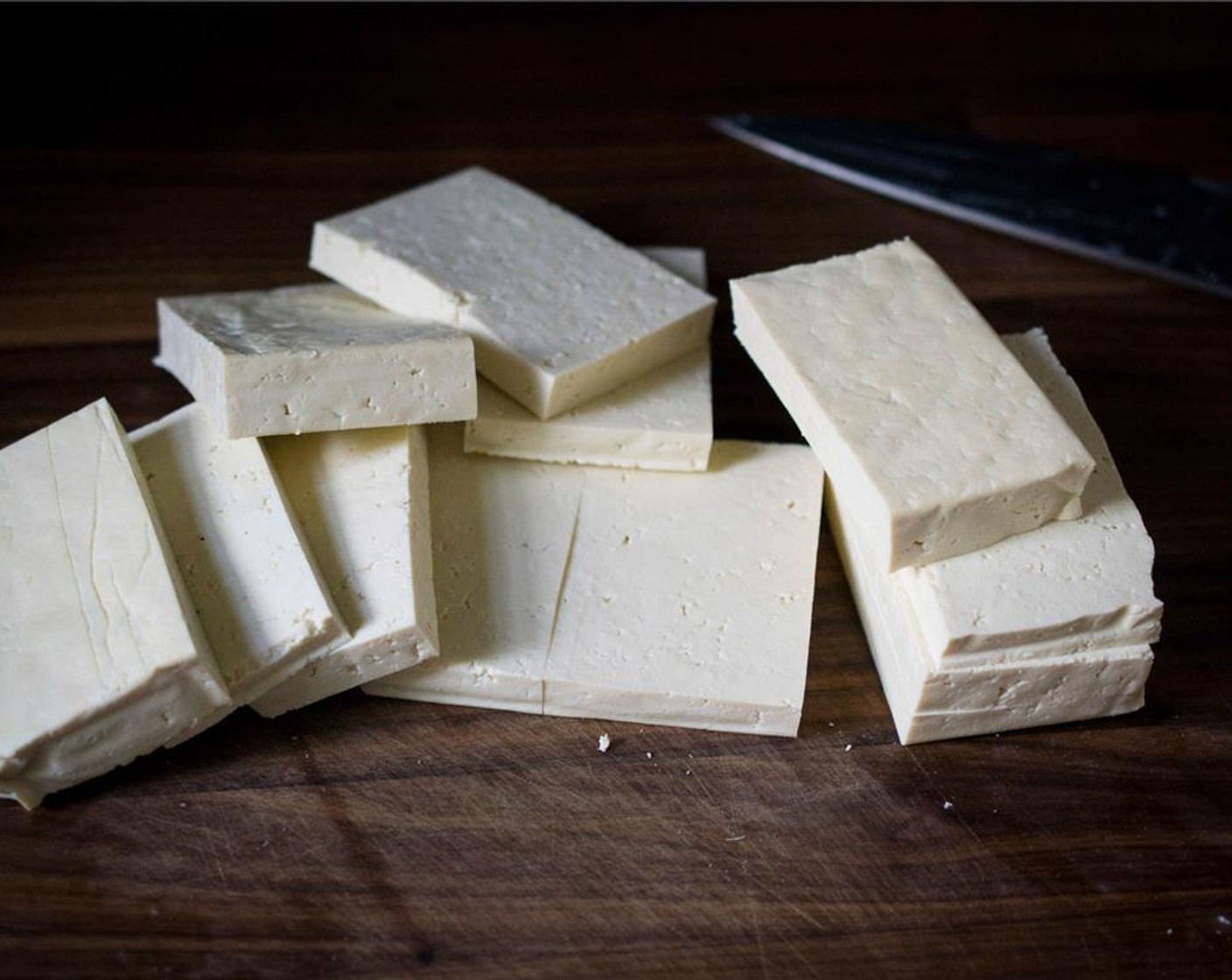 Schritt 1 Tofu (565 g), auf der Arbeitsfläche mit einem sauberen Geschirrtuch fest andrücken, um die überschüssige Feuchtigkeit zu entfernen. Den Tofu in 0.5 cm dicke Scheiben schneiden, dann halbieren.
