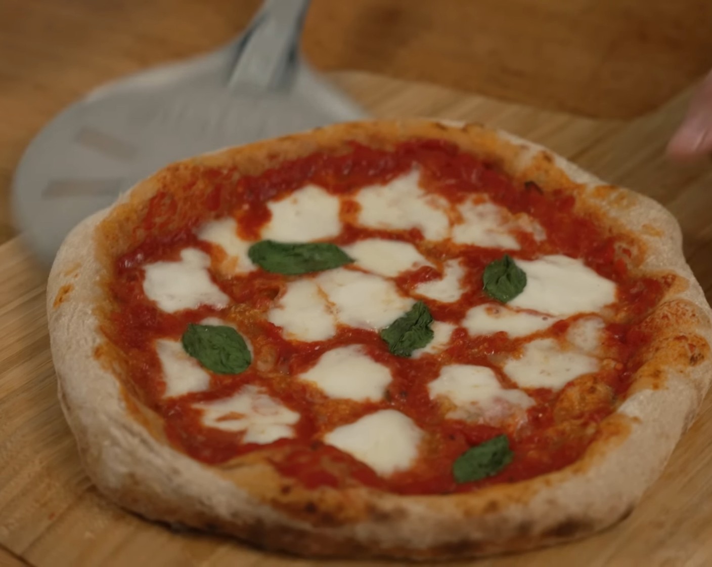 Schritt 16 Nach dem Backen die Pizzen mit ein paar frischen Basilikumblättern dekorieren.