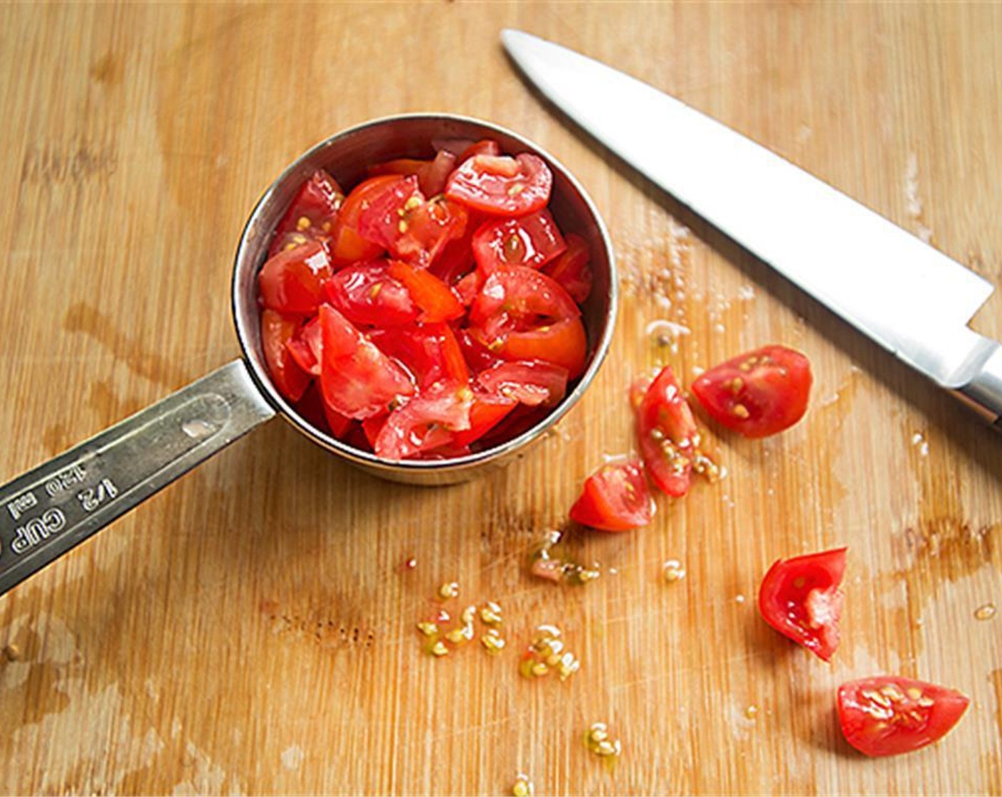 Schritt 4 Tomaten (90 g) würfeln und unterrühren. Unbedeckt 5 Minuten köcheln lassen oder bis die Flüssigkeit verdampft ist.