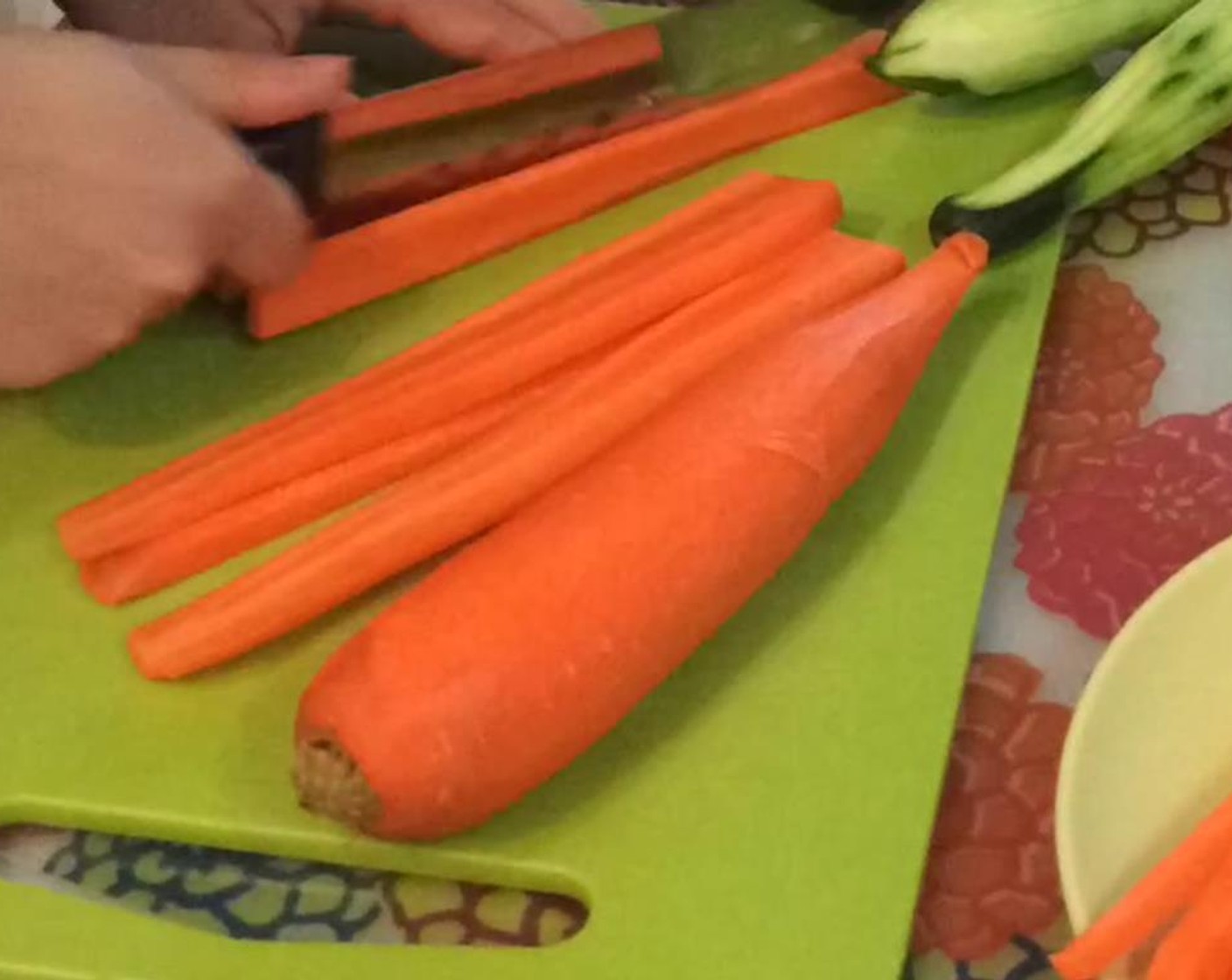 Schritt 5 Die Karotten (4) und die Gurken (3) schälen und ebenfalls in Streifen schneiden.