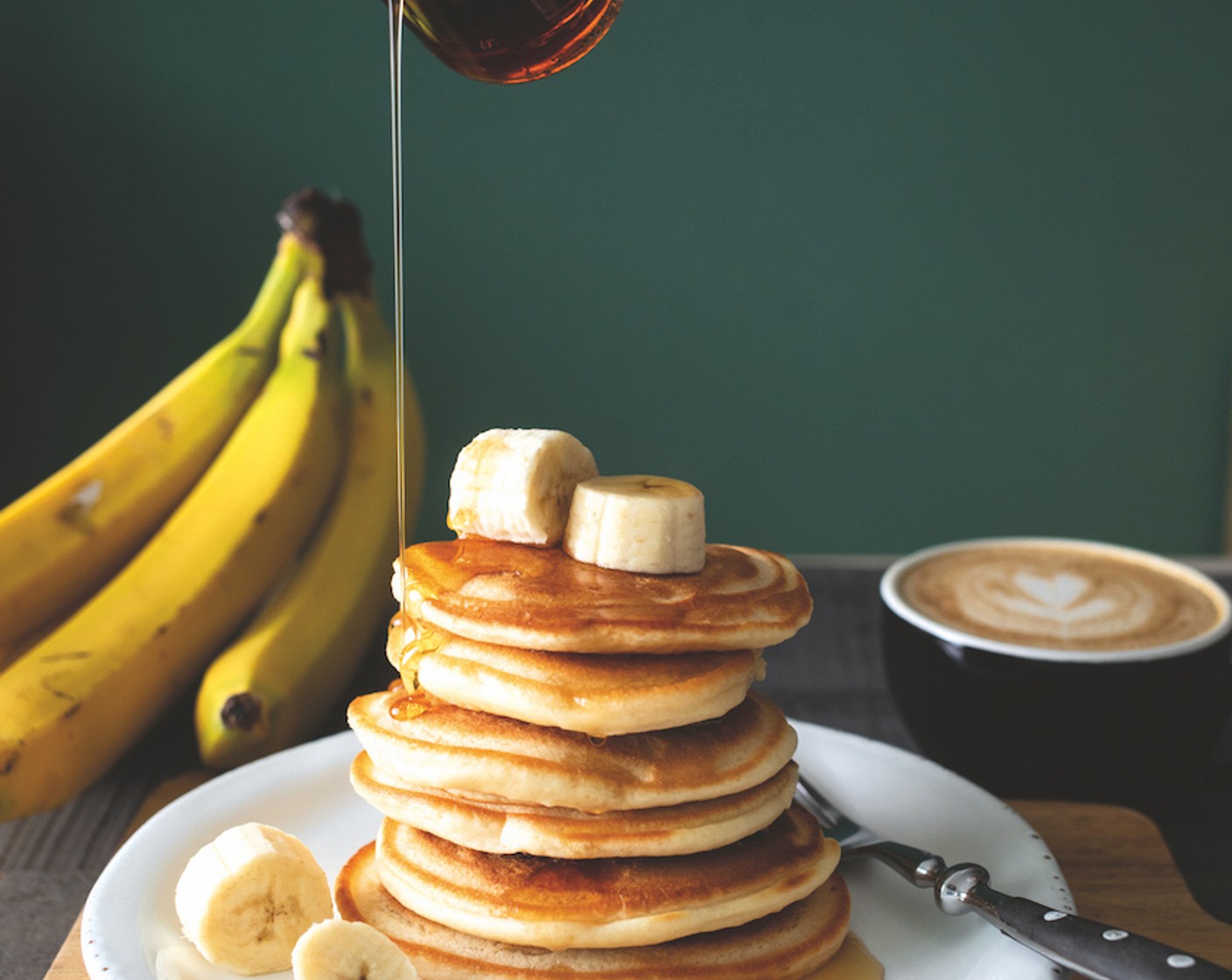 Schritt 4 Zuletzt die fertigen Pancakes auf einem Stapel mit den restlichen Bananenscheiben anrichten und mit Ahornsirup (nach Bedarf) übergiessen.