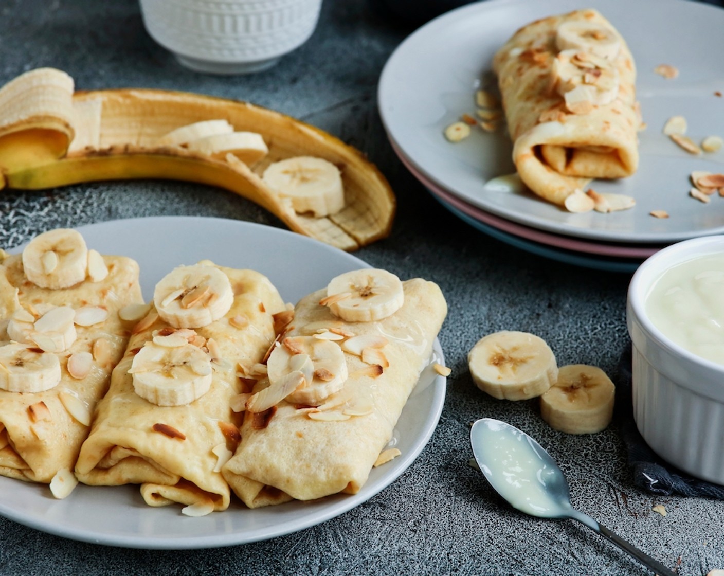 Schritt 5 Die Bananenstücke hinzugeben und mit dem übrigen Zitronensaft (1) und Soja Sauce (80 ml) ablöschen. Kurz aufkochen lassen und die Bananen auf die Pfannkuchen verteilen. Zusammenklappen, mit den übrigen Kokosflocken garnieren und servieren. Dazu passt crèmiges Glace (4 Kugeln)