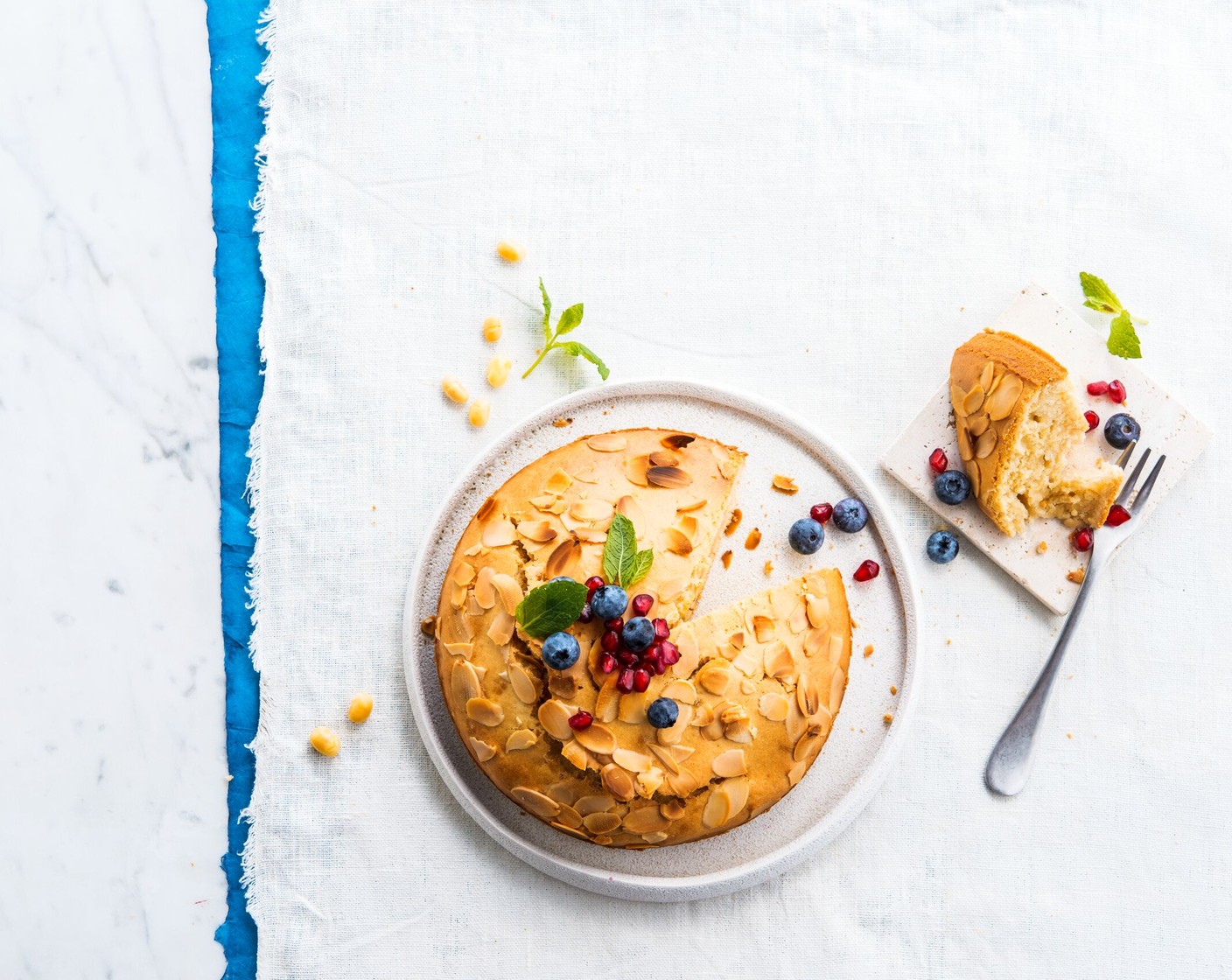 Schritt 4 Den Kuchen abkühlen lassen. (Wir wissen, dass es schwer ist, nicht gleich zu naschen!). Passt pefekt zum Kaffee oder macht sich auch als feinen Nachtisch mit frischem Obst und einem Löffel Alpro Soja-Joghurtalternative hervorragend.