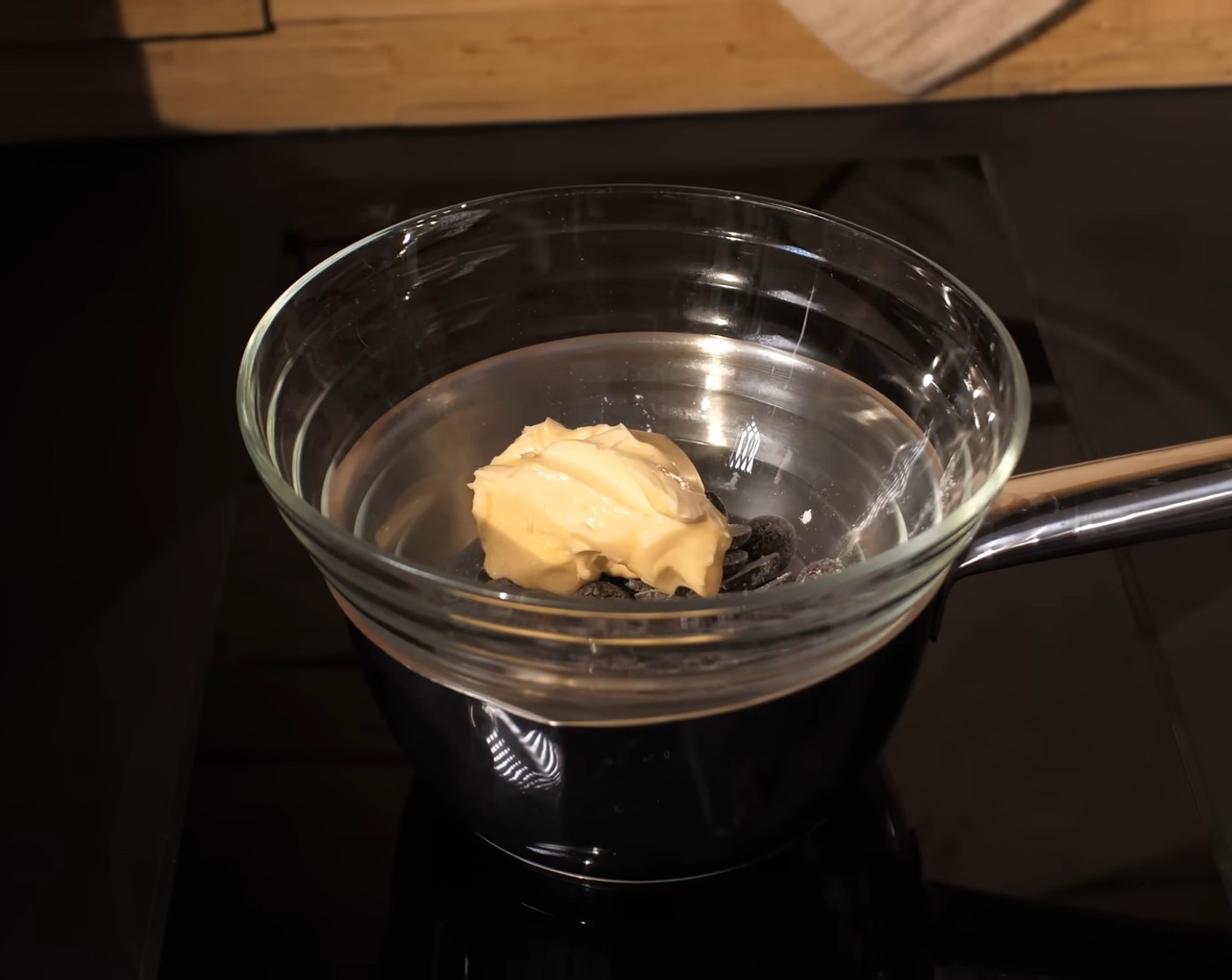 Schritt 1 Kuvertüre (70 g) mit der Butter (70 g) zusammen über einem heissen Wasserbad schmelzen,