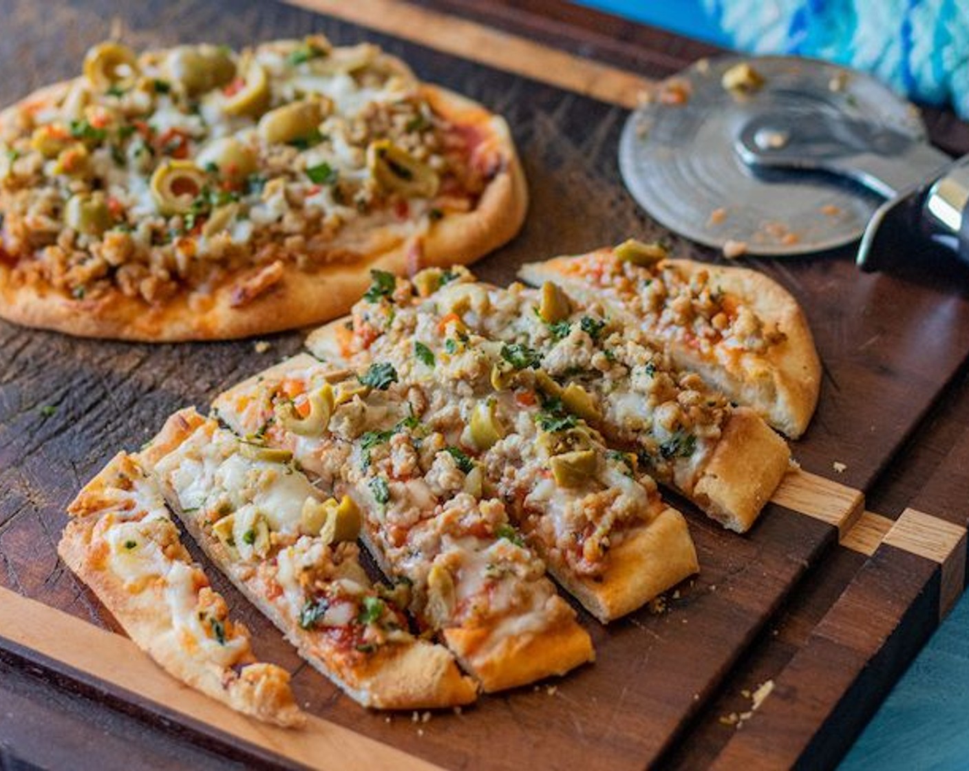 Naan-Pizza mit Hackfleisch mit Oliven und Käse