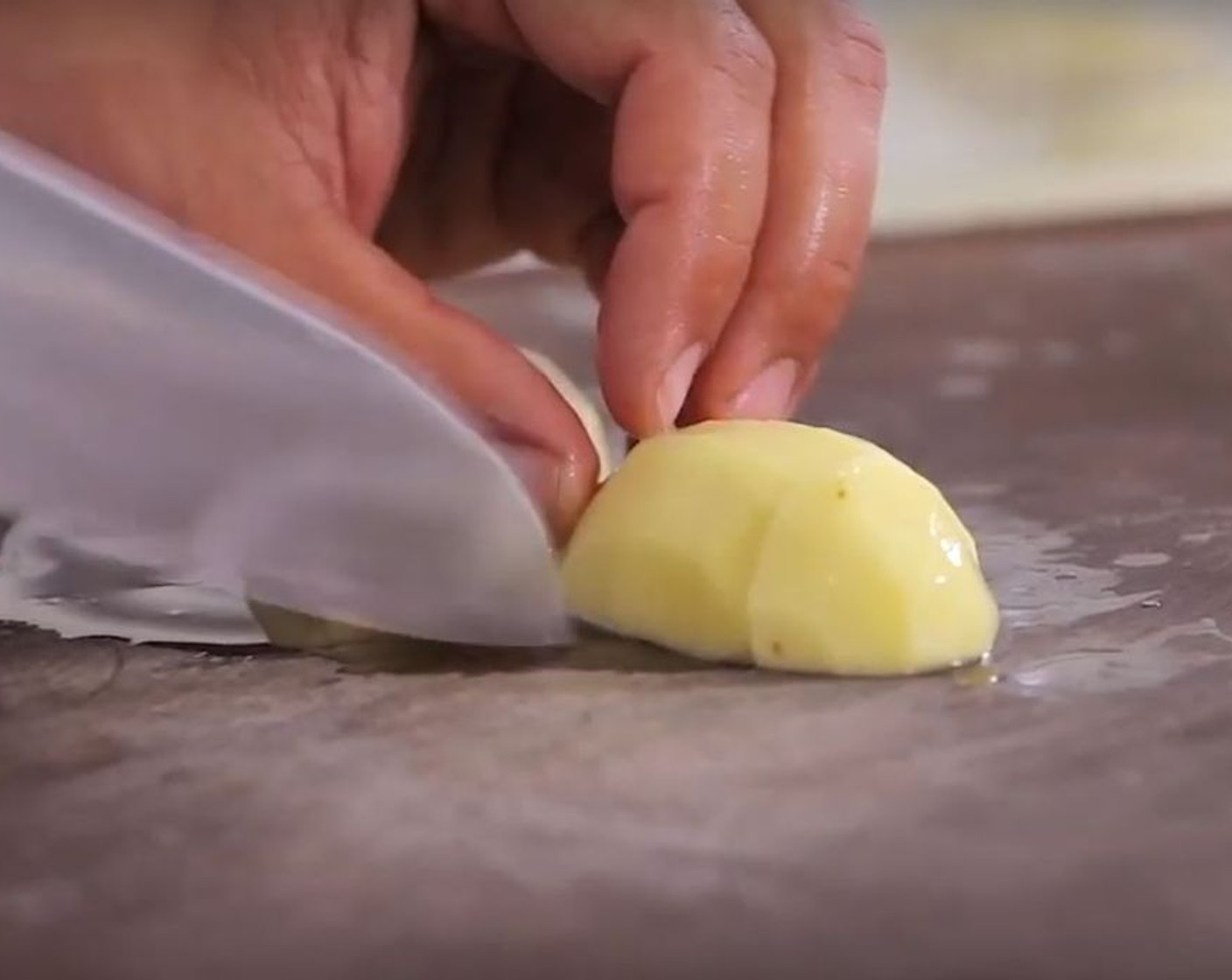 Schritt 1 Kartoffeln (300 g) schälen und in ca. 1 cm grosse Würfel schneiden. Anschliessend die Kartoffelwürfel im Salzwasser weich kochen und auskühlen lassen.