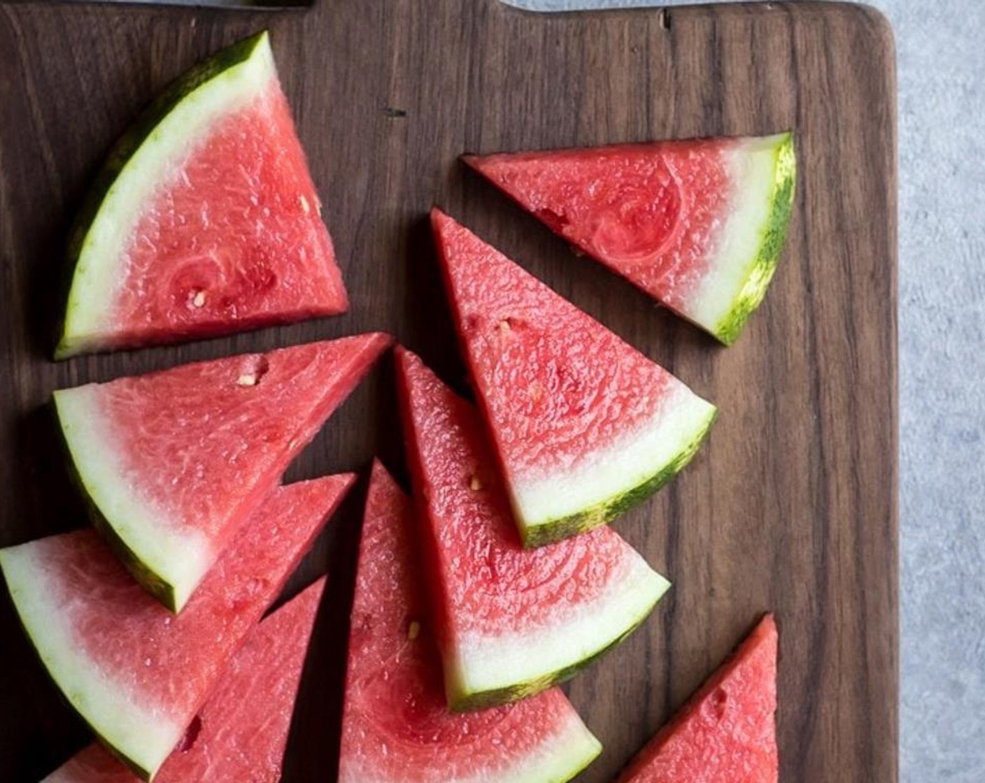 Schritt 1 Wassermelonen, mini (905 g) hübsch aufschneiden und auf eine Servierplatte legen.