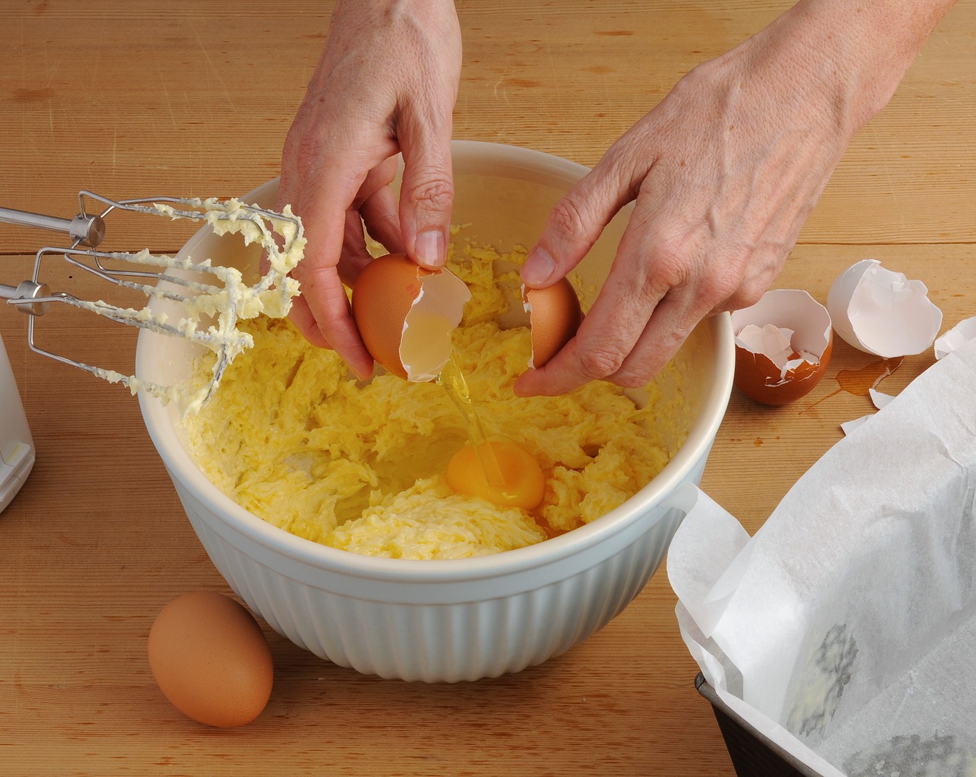 Schritt 2 Teig: Butter (150 g) mit dem Mixer rühren, bis sich Spitzchen bilden. Zucker (180 g), Salz (1 Pr.) und Zitronenabrieb (1) dazurühren. Eier (4) nach und nach dazugeben, rühren, bis die Masse gut gemischt und cremig ist. Mehl (180 g) und Backpulver (1 TL) mischen, beigeben und zu einer homogenen Masse vermischen.