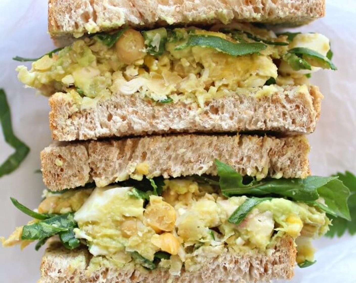 Schritt 5 Zum Schluss den Avocado-Eiersalat auf Sandwiches, Bagels, oder Toast verteilen mit einem grünen Salat anrichten und servieren.