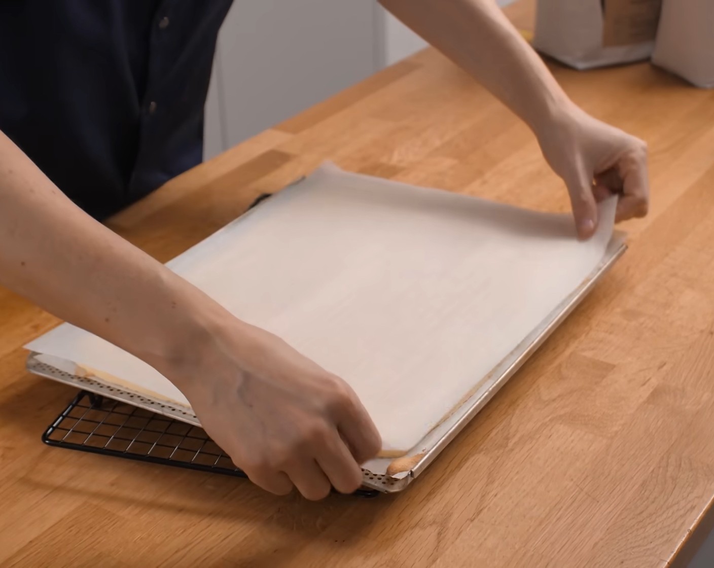 Schritt 16 Nach dem Backen den Biskuitboden noch im heissen Zustand, mit einem Backpapier zudecken und auf das heisse Blech drehen.