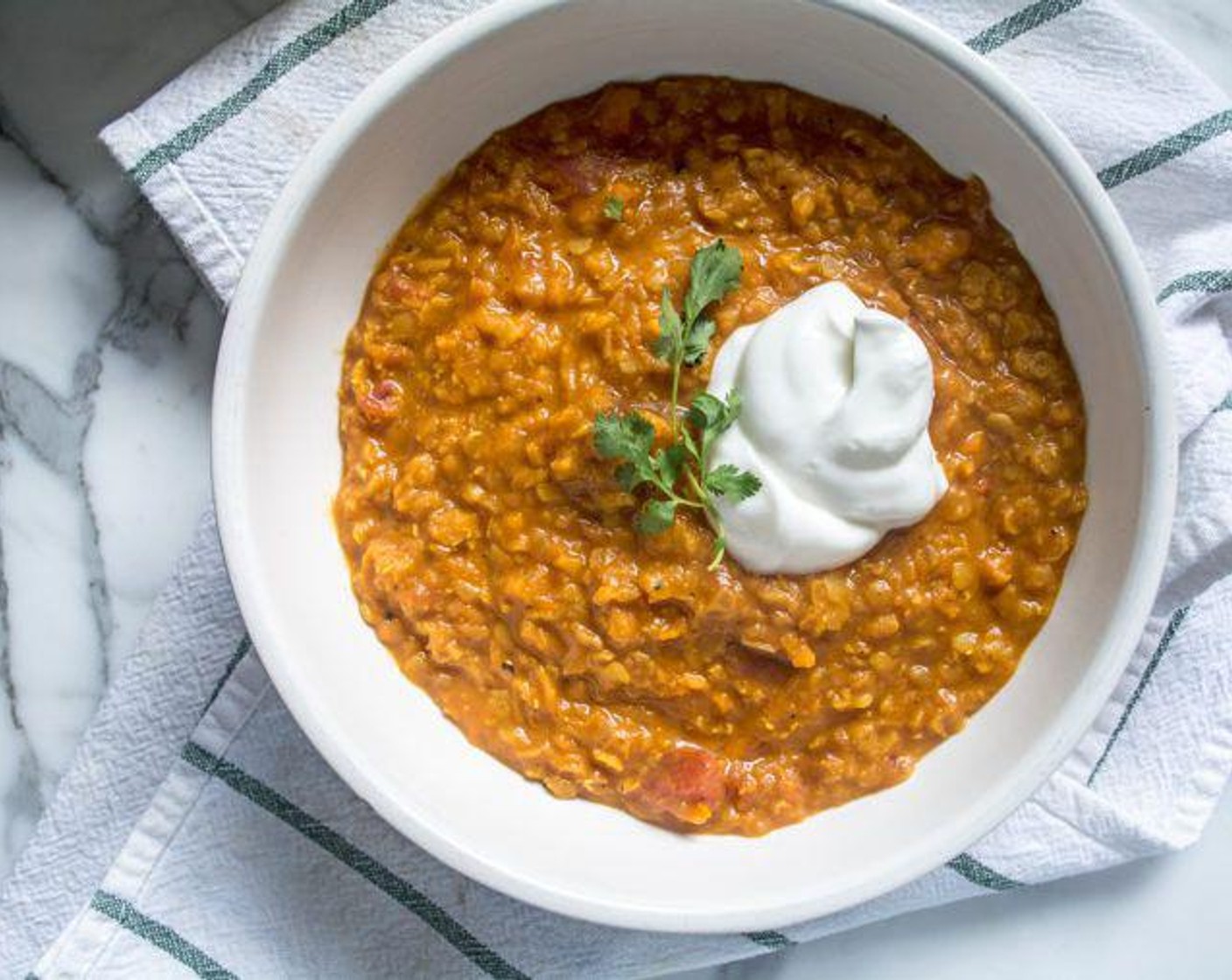 Goldene Süsskartoffel-Linsensuppe mit Kokosnussmilch