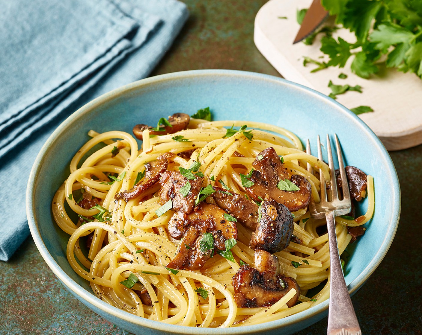 Schritt 8 Dann die Petersilie (1 Bd.) unterrühren, mit den beiseitegestellten Pilzen anrichten und mit Parmesan (11 Teelöffel) bestreuen. Das Ganze warm servieren.