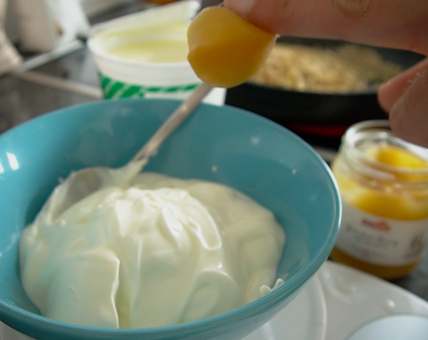 Schritt 2 Joghurtcrème: Walnüsse (100 g) in einer Pfanne kurz rösten, auskühlen lassen. Mascarpone (125 g), Naturjoghurt (180 g) und Honig (4 Teelöffel) mixen, bis alles glatt ist. Nüsse dazugeben, Masse in den Kühlschrank stellen.