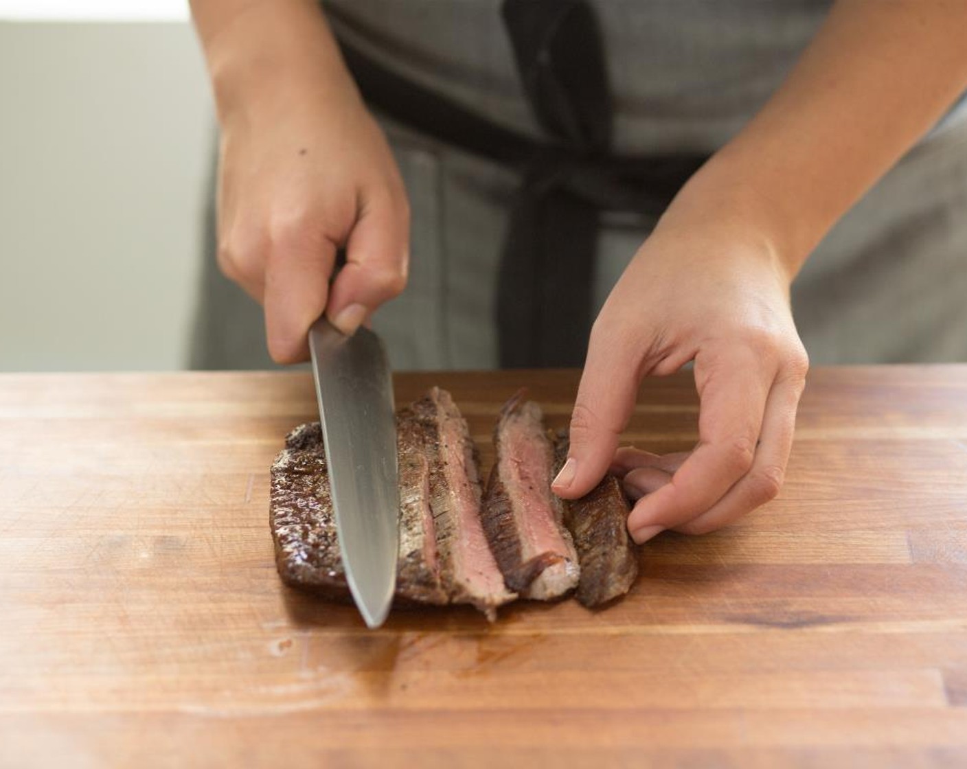Schritt 15 Das Steak aus der Folie nehmen und gegen die Faser in dünne Scheiben schneiden.