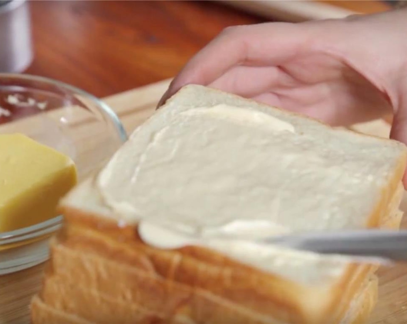 Schritt 1 Toast (2 Scheiben) auf ein Schneidebrett legen und die Oberseite mit Mayonnaise (2 Esslöffel) bestreichen.